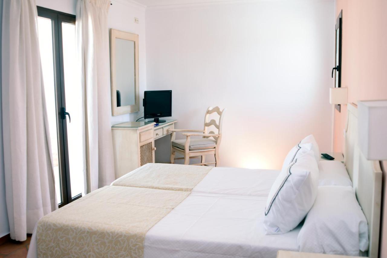 Hostal Dona Lola Marina Захара-де-лос-Атунес Экстерьер фото